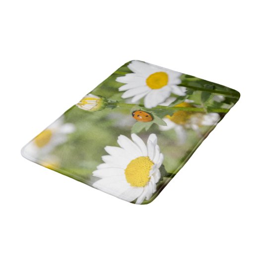 Marienkäfer in einem Gänseblümchen-Garten Badematte (Schrägansicht)