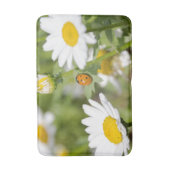 Marienkäfer in einem Gänseblümchen-Garten Badematte (Vorderseite Vertikal)