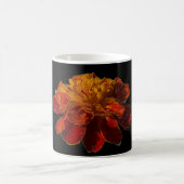 Marigold-Blume mit Wassertropfen Kaffeetasse (Mittel)
