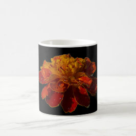 Marigold-Blume mit Wassertropfen Kaffeetasse