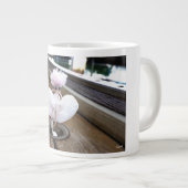 Marilyn Monroe pose in Witte rok  Jumbo-Tasse (Vorderseite Rechts)