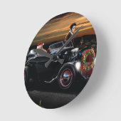 Marilyn und Elvis Christmas Joy Ride Runde Wanduhr (Winkel)