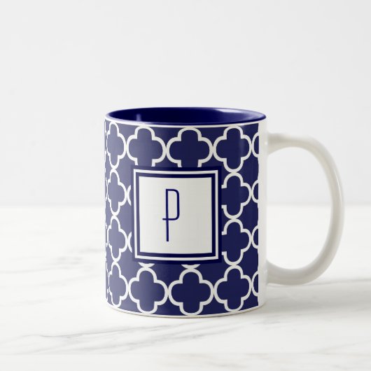 Marine-Blau Quatrefoil Monogramm-Tasse Zweifarbige Tasse (Rechts)