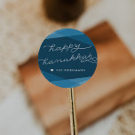 Marine Blue Geo Script | Happy Hanukkah Runder Aufkleber<br><div class="desc">Siegel Sie Ihre Hanukkah-Karten,  Geschenke und Einladungen mit diesen eleganten und modernen Aufklebern in marinalblau. Überschneidende geometrische Formen in Gradiententönen von dunklem aquamarin bieten den perfekten Hintergrund für "Happy Hanukkah" in der modernen,  weißen handgeschriebenen Typografie.</div>