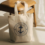 Marine Blue Nautical Anchor Bootsname Custom Tragetasche<br><div class="desc">Geben Sie Ihren Namen und die Position Ihres Bootes oder Kapitäns ein, indem Sie oben auf den Button "Personalisieren" klicken. Set-Segel im Stil mit unserer maßgeschneiderten nautisch-thetischen Tote-Tasche, der ultimativen Begleiter für Ihre maritimen Abenteuer. Die Tote Tag besticht durch ein niedliches Design, das von den Wundern des Ozeans inspiriert wird...</div>