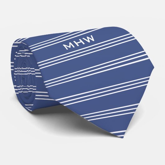 Marine Blue Stripes benutzerdefinierte Monogramm-K Krawatte (Gerollt)
