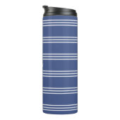 Marine Blue Stripes benutzerdefinierter Monogramm- Thermosbecher (Nach rechts gedreht)