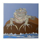 Marine Iguana auf dem Felsen mit Hermit Crab Fliese (Vorderseite)