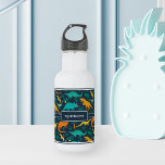 Marine | Niedlich farbige Dinosaurier Muster Kids  Edelstahlflasche<br><div class="desc">Personalisieren Sie diese niedliche Dinosaurier-Wasserflasche mit dem Namen Ihres Kindes in weißer Schrift für eine coole Touch! Dieses farbenfrohe Design wurde speziell für Kinder entwickelt,  die Dinosaurier lieben. Auf marineblau blauen Untergründen stehen orange,  gelb und minzgrün illustrierte Dinosaurier.</div>