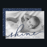 Marine | Shine Script Hanukkah Foto Feiertagskarte<br><div class="desc">Mit diesen schicken Hanukkah-Fotokarten können Sie Ihre Lieblings-Vollblutkarten mit horizontalem oder landschaftsorientiertem Foto teilen. "Shine" erscheint als marineblau blauer Text-Overlay in eleganter Schrift-Typografie. Personalisieren Sie mit Ihren Namen und das Jahr am unteren Ende. Die Karten wechseln zu dunkelblau mit einem schneebedeckten Overlay.</div>