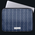 Marine u. weißes Pfeil-Muster-Monogramm Laptopschutzhülle<br><div class="desc">Ausrüstungsbeschreibungen ein weißes Pfeilmuster auf einem klassischen Marineblauhintergrund. Personifizieren Sie mit einem Namen,  einem Monogramm oder einem Text Ihrer Wahl,  oder löschen Sie einfach das Textfeld und den weißen Kasten,  um freien Raum zu verlassen. Tonnen koordinierenzusätze verfügbar in unserem Geschäft!</div>