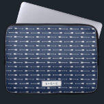 Marine u. weißes Pfeil-Muster-Monogramm Laptopschutzhülle<br><div class="desc">Ausrüstungsbeschreibungen ein weißes Pfeilmuster auf einem klassischen Marineblauhintergrund. Personifizieren Sie mit einem Namen,  einem Monogramm oder einem Text Ihrer Wahl,  oder löschen Sie einfach das Textfeld und den weißen Kasten,  um freien Raum zu verlassen. Tonnen koordinierenzusätze verfügbar in unserem Geschäft!</div>