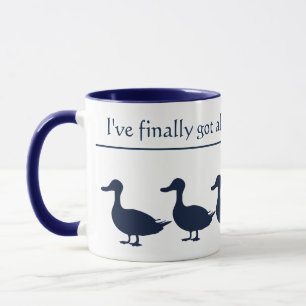 Marine und weiße Enten in einer Reihen-Tasse Tasse