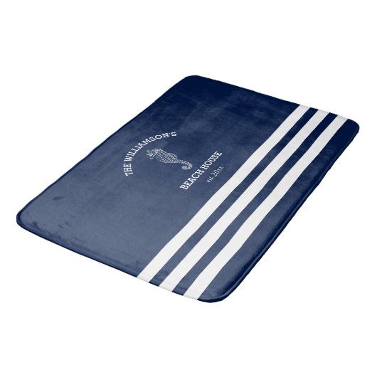 Marine und White Strip Beach House | SEEPFERD Badematte (Schrägansicht)