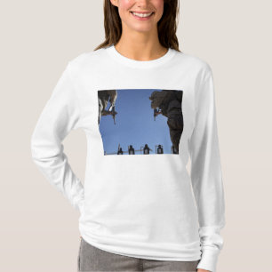 Marineänderungszeitschriften inmitten der Zündun T-Shirt