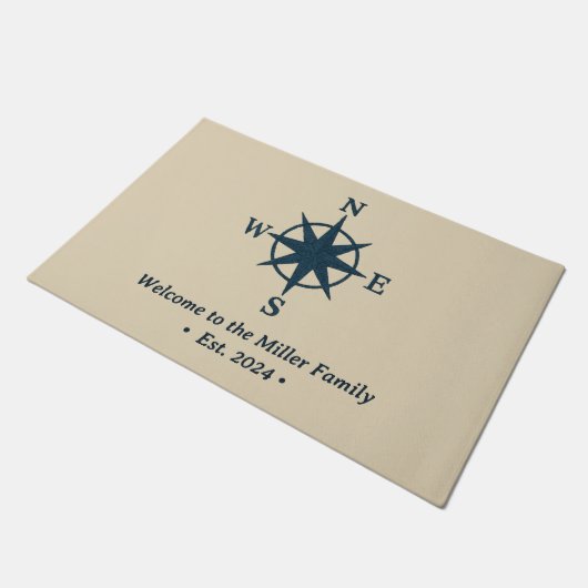 Marinebass auf Beige & Willkommensname Familiennam Fußmatte (Schrägansicht)