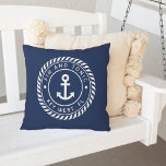 Marineblau | Name des Bootes "Rope & Anchor" Außen Kissen<br><div class="desc">Fügen Sie Ihrem Fischerboot,  Segelboot,  Ihrer Yacht oder Ihrem Hausboot eine coole Touch mit diesem personalisierten Kissen hinzu. Die klassische nautische Konstruktion in Marineblau und Weiß zeigt den Schiffsnamen und die Schiffsregistrierung in einem Seillogo-Abzeichen mit einer Ankerdarstellung in der Mitte.</div>