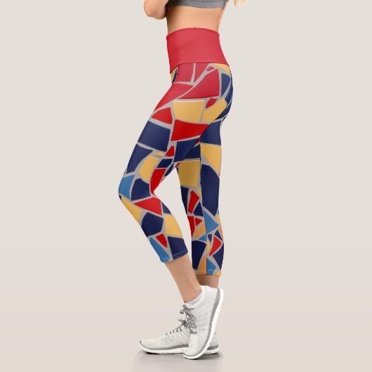 Marineblau und Rotes Mosaik Capri Leggings (Links)