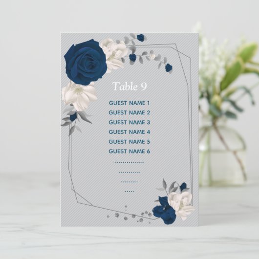 Marineblau-weiße Blume Sitzkarte Tischnummer (Stehend Vorderseite)