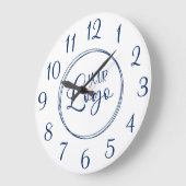 Marineblaue elegante Schrift Zahlen Logo Große Wanduhr (Winkel)