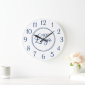 Marineblaue elegante Schrift Zahlen Logo Große Wanduhr (Zuhause)