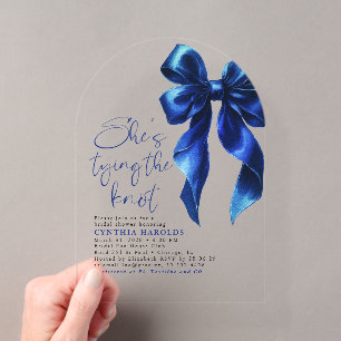 Marineblaue Schleife - Sie knüpft den Knoten - Bra Acryleinladungen