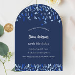 Marinegeburtstag Einladung<br><div class="desc">Modernes,  elegantes und einladendes Hotel. Ein marineblauer blauer Hintergrund mit blauen Konfetti. Personalisieren und fügen Sie einen Namen und Details. Weißer Text.</div>