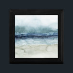 Mariner's Mist - Shoreline Erinnerungskiste<br><div class="desc">Mariners Nebel I von Grace Popp. Die Uferlinie mit farbenfrohen Blautönen und Tönen und einem zarten Himmel.</div>