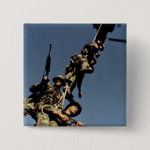 Marines auf einem SPIE RIG. ein Seilgerät, das Button