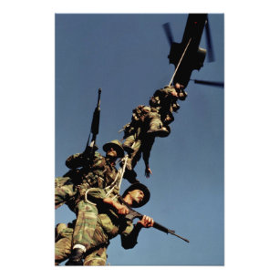 Marines auf einem SPIE-RIG. ein Seilgerät, das Fotodruck