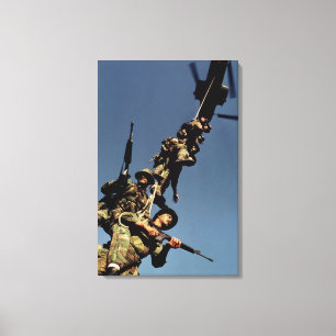 Marines auf einem SPIE-RIG. ein Seilgerät, das Leinwanddruck