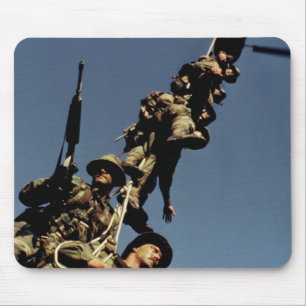 Marines auf einem SPIE RIG. ein Seilgerät, das Mousepad