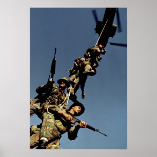 Marines auf einem SPIE-RIG. ein Seilgerät, das Poster