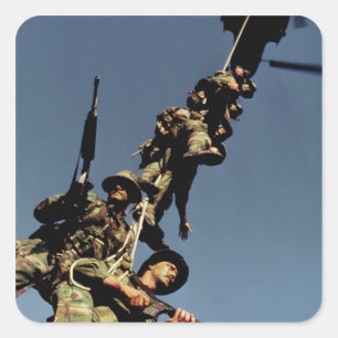 Marines auf einem SPIE RIG. ein Seilgerät, das Quadratischer Aufkleber