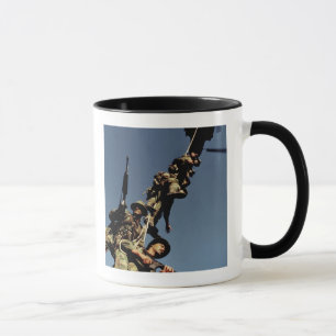 Marines auf einem SPIE-RIG. ein Seilgerät, das Tasse