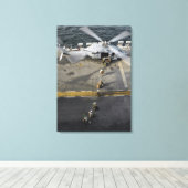 Marines bereiten sich auf den Einsatz an Bord eine Leinwanddruck (Insitu (Holzboden))