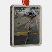 Marines bereiten sich auf den Einsatz an Bord eine Silbernes Ornament (Rechts)