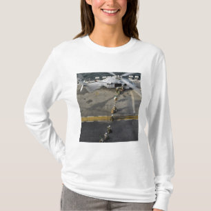 Marines bereiten sich auf den Einsatz an Bord eine T-Shirt