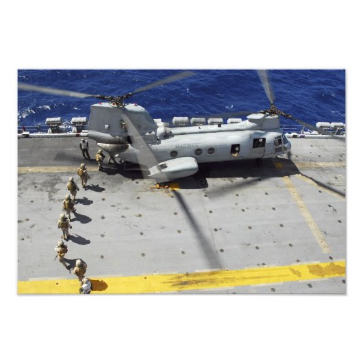 Marines besteigen einen CH-46E Sea Knight Hubschra Fotodruck (Vorne)