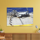 Marines besteigen einen CH-46E Sea Knight Hubschra Leinwanddruck (Insitu (Wohnzimmer))