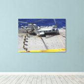 Marines besteigen einen CH-46E Sea Knight Hubschra Leinwanddruck (Insitu (Holzboden))