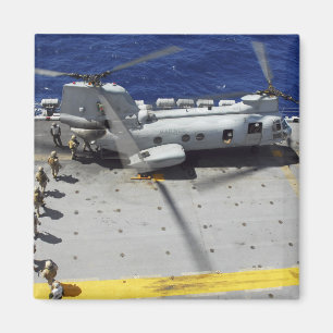 Marines besteigen einen CH-46E Sea Knight Hubschra Magnet