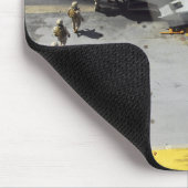 Marines besteigen einen CH-46E Sea Knight Hubschra Mousepad (Ecke)