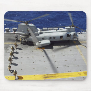 Marines besteigen einen CH-46E Sea Knight Hubschra Mousepad