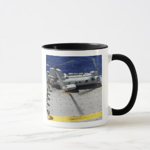 Marines besteigen einen CH-46E Sea Knight Hubschra Tasse