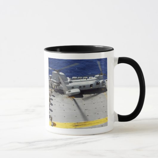 Marines besteigen einen CH-46E Sea Knight Hubschra Tasse (Rechts)