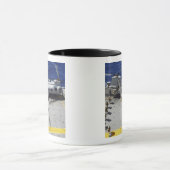 Marines besteigen einen CH-46E Sea Knight Hubschra Tasse (Zentrum)