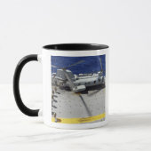 Marines besteigen einen CH-46E Sea Knight Hubschra Tasse (Links)