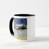 Marines besteigen einen CH-46E Sea Knight Hubschra Tasse (Vorderseite Links)