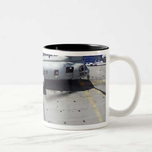 Marines besteigen einen CH-46E Sea Knight Hubschra Zweifarbige Tasse (Rechts)
